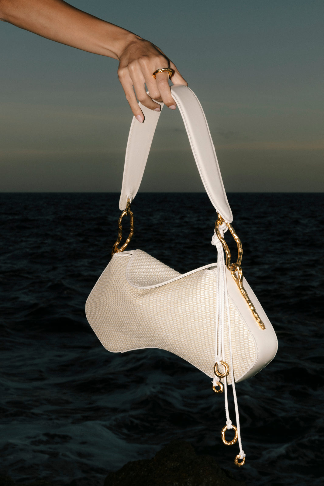  Deià handmade in Woven Natural Raffia and Nappa Leather Trim senderkis cream side view